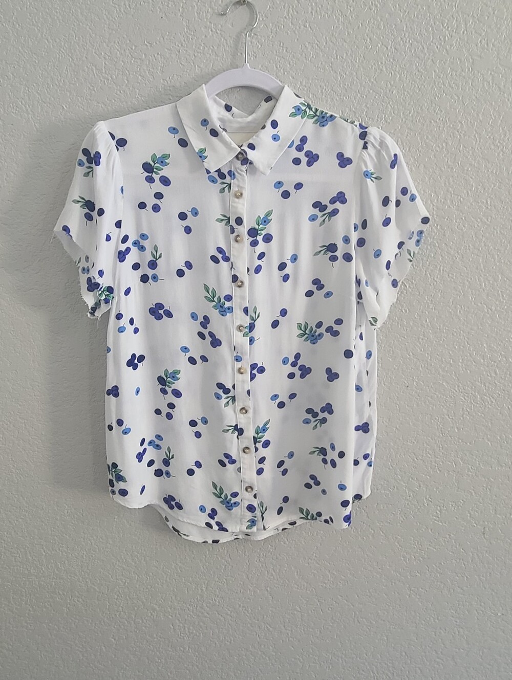 Maeve Anthropologie White Short-Sleeve Button-Down Shirt Blue Berry Print